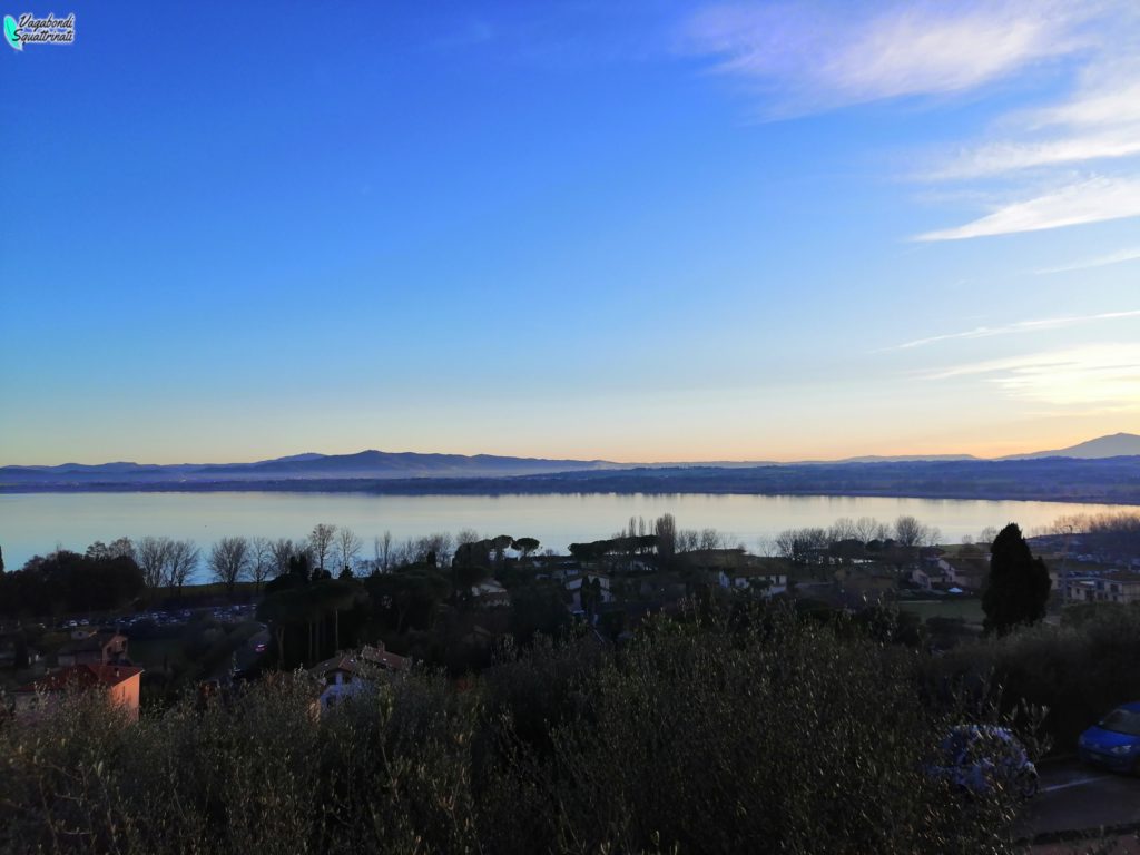 panorama lago albero natale lago trasimeno