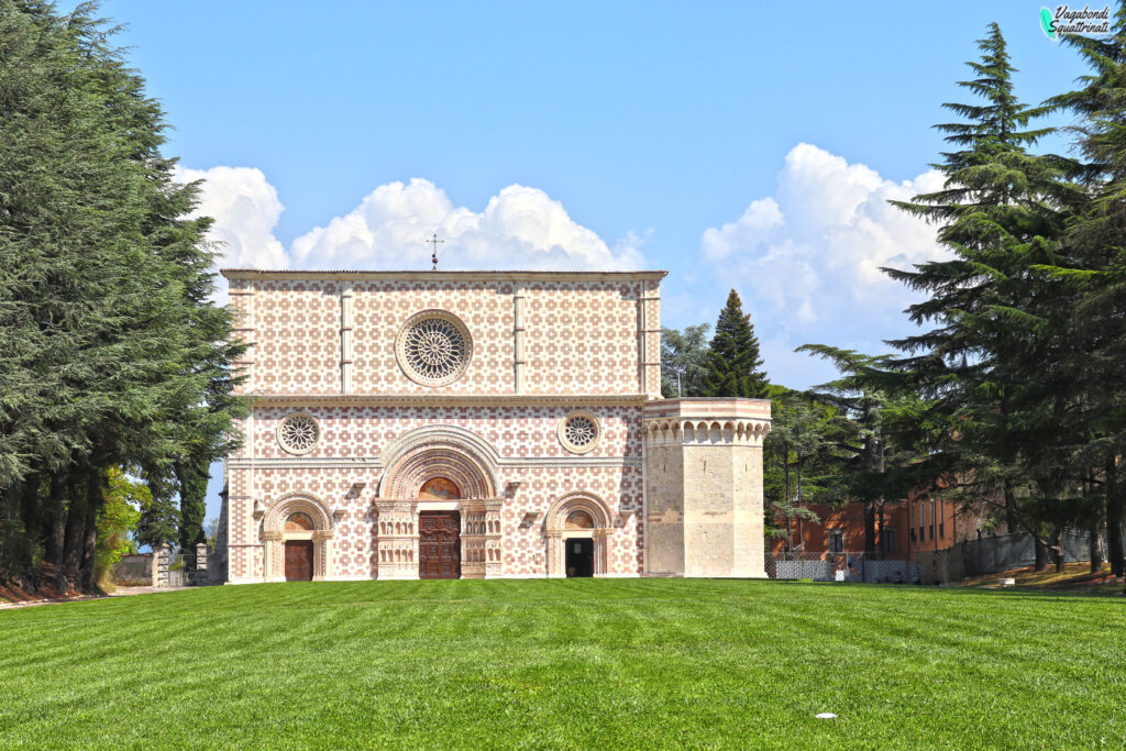 Basilica di Santa Maria di Collemaggio un giorno a l'aquila