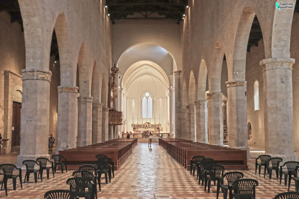 interni Basilica di Santa Maria di Collemaggio