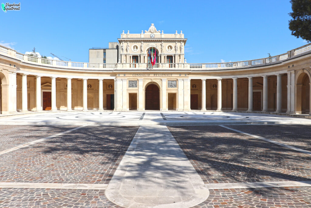 palazzo dell'emiciclo un giorno a l'aquila